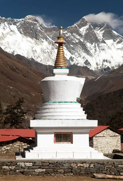 Stupa, Lhotse i szczyt Everestu z klasztoru Tengboche — Zdjęcie stockowe