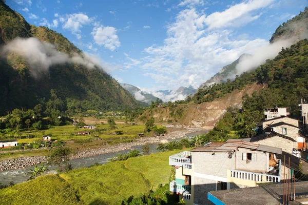 Bellissimo villaggio nel Nepal occidentale con Dhaulagiri Himal — Foto Stock