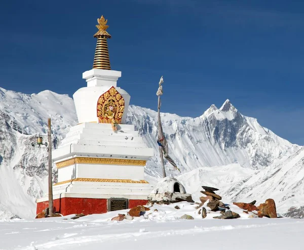 Buddhist stupa and mount Khangsar Kang, Annapurna range — Stock Photo, Image