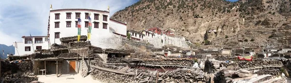 Vista panorámica del pueblo y monasterio de Marpha —  Fotos de Stock