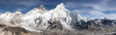 güzel gökyüzü Everest dağının panoramik