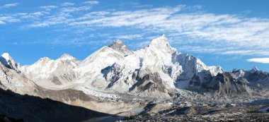 güzel gökyüzü Everest dağının panoramik
