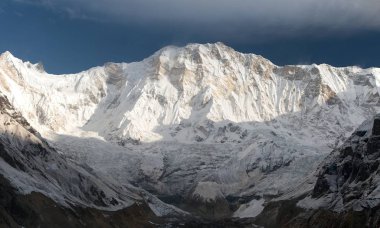 Annapurna temel kampından Annapurna dağına görünümünü sabah