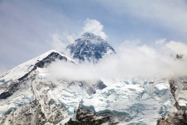 Bulutlar ile Everest Dağı