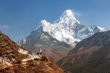 Ama dablam stupa pangboche village yakınındaki ile monte