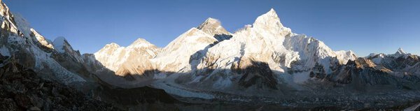 Вечерний панорамный вид на гору Эверест с Кала Паттар
