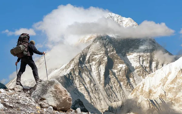 Vista nocturna del Everest desde Gokyo ri con turista — Foto de Stock