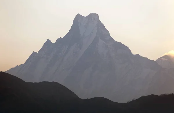 Silhueta do monte Machhapuchhre, área de Annapurna — Fotografia de Stock