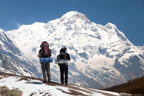 Annapurna sul com dois turistas — Fotografia de Stock