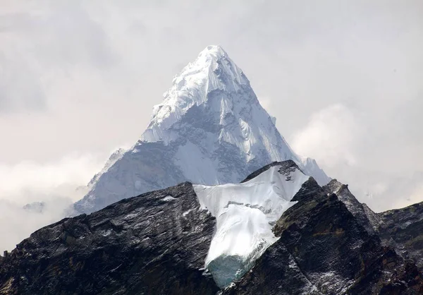 Vista de Ama Dablam en el camino al campamento base del Everest — Foto de Stock