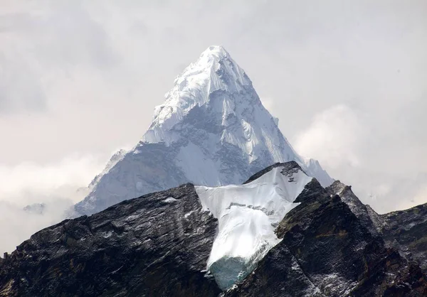 Άποψη του Ama Dablam στο δρόμο για την κατασκήνωση βάσης του Έβερεστ — Φωτογραφία Αρχείου