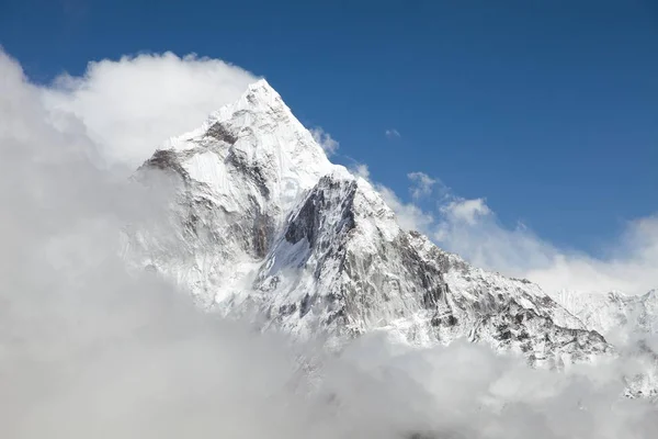 Monte Ama Dablam dentro de las nubes — Foto de Stock