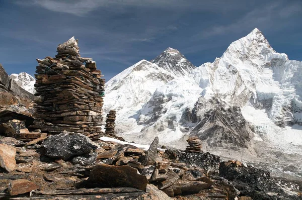 Everest és erotikà, a Kala Patthar és köves piramisok — Stock Fotó