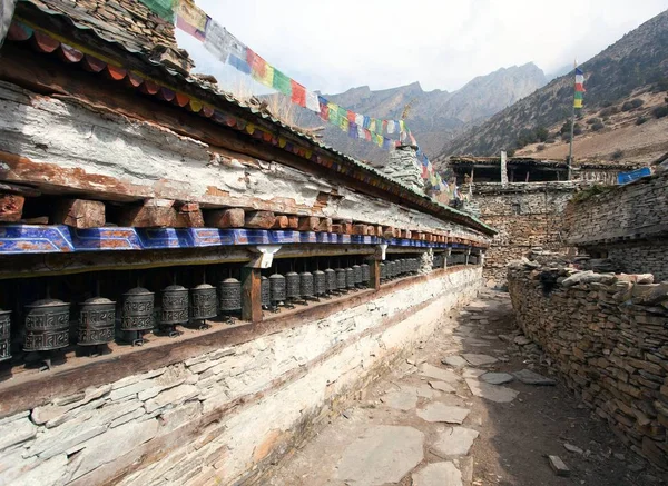 Буддийская молитва многие стены с молитвенными колесами — стоковое фото