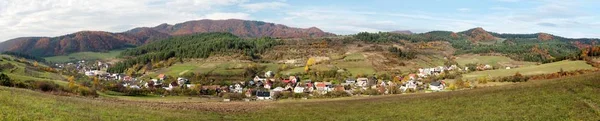 Panorama van Bodina dorp, Strazovske vrchy, Slowakije — Stockfoto