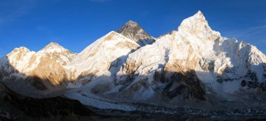 Everest Dağı akşam panoramik görünüm