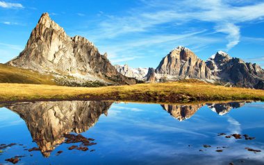 Passo Giau, dağ gölü, Dolomites dağlar görüntülemek