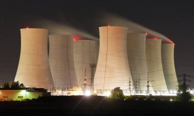 Gece görünümü soğutma kuleleri ve nükleer enerji santrali