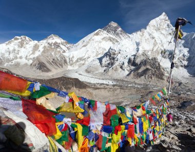 Budist dua bayrakları ile Everest Dağı