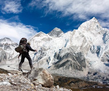 Kala Patthar turizm ile gelen Everest Dağı