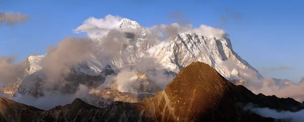 Kvällen panoramautsikt över mount Everest och Lhotse — Stockfoto