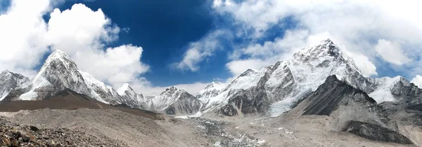 美しい空とクーンブ氷河とマウント エベレスト — ストック写真