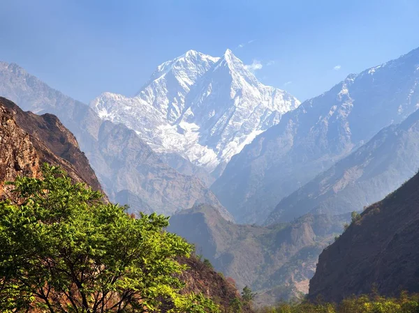 Monte Nilgiri y Kali Gandaki Nadi cañón — Foto de Stock