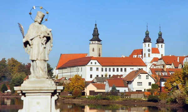 Telc ou cidade de Teltsch com estátua de S. João de Nepomuk — Fotografia de Stock