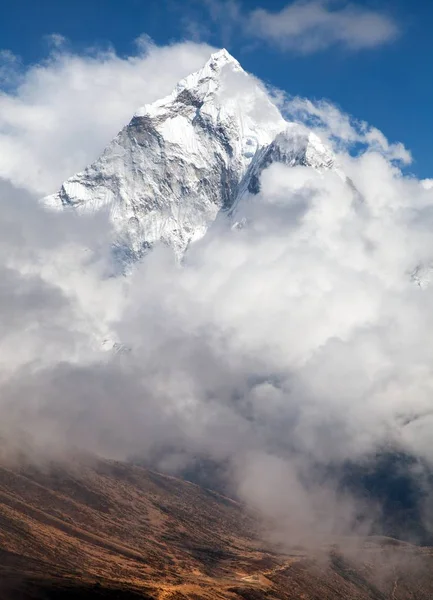 Monte Ama Dablam dentro das nuvens, caminho para o acampamento base do Everest — Fotografia de Stock