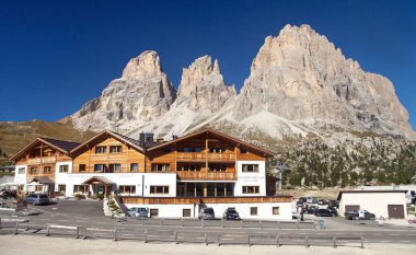 Passo Sella veya Sellajoch ve Langkofel görünümü
