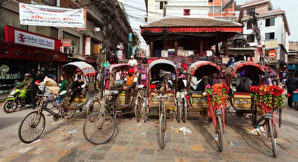 Cidade de Katmandu, rikshas — Fotografia de Stock