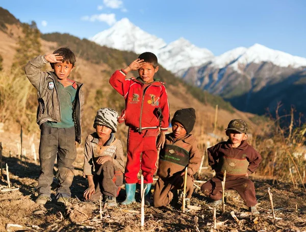 Gruppo di bambini nepalesi nel Nepal occidentale — Foto Stock