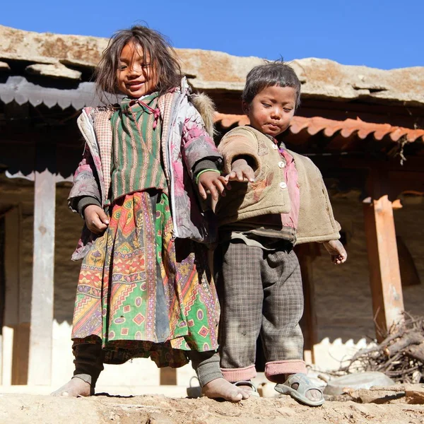 Groupe d'enfants népalais dans l'ouest du Népal — Photo