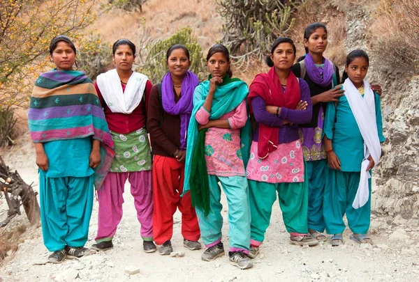Gruppo di giovani della scuola nepalese vicino al villaggio di Kolti — Foto Stock