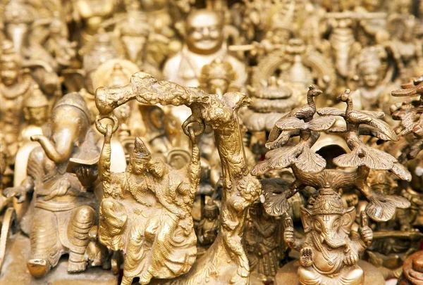 Bronzen nepalese souvenirs die in kathmandu verkoopt — Stockfoto