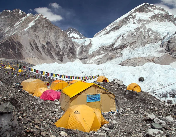 Everest Dağı'nın temel kamp, çadır ve dua bayrakları