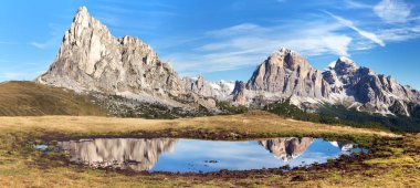 Passo Giau, dağ gölü, Dolomites dağlar görüntülemek