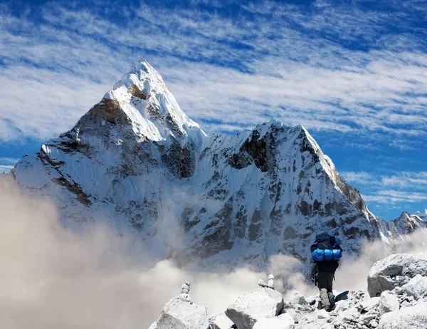 Ama Dablam s turisty a krásné mraky — Stock fotografie