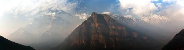 Morgon panoramautsikt över Annapurna range — Stockfoto