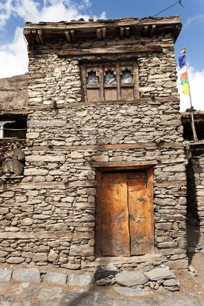 Вид на местное каменистое здание в деревне Мананг — стоковое фото