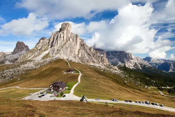 Passo Giau cerca de Cortina d Ampezzo y mout Ra Gusela — Foto de Stock
