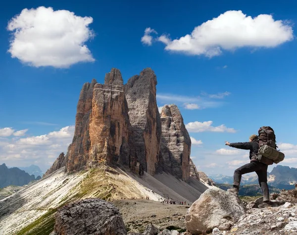 让我们梦想着 Zinnen 或 Tre 犯罪 di Lavaredo 与徒步旅行者 — 图库照片