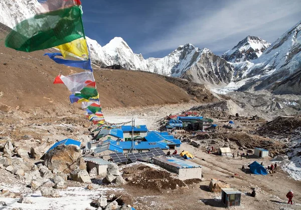 Gorak Shep village avec des drapeaux de prière — Photo