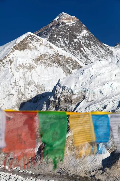 Mount Everest med buddhistiska bön flaggor — Stockfoto