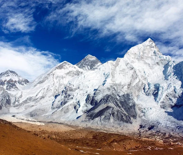 Monte Everest con hermoso cielo y glaciar Khumbu —  Fotos de Stock