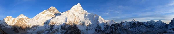 Mount Everest večerní panoramatický pohled — Stock fotografie