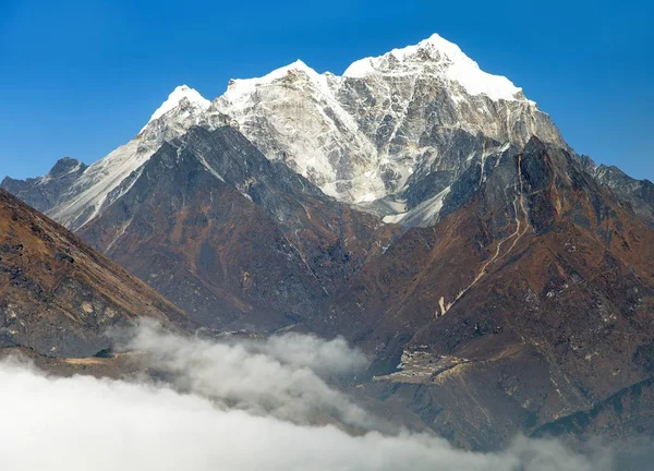 View of Portse village, mount cholatse and Tabuche peak — Stock Photo, Image