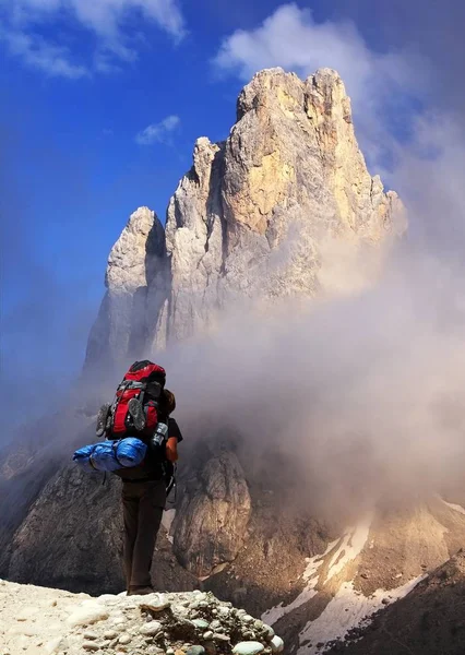 Cima di campido in pale di san martino com turista — Fotografia de Stock