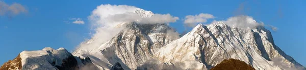 Monte Everest con hermosas nubes —  Fotos de Stock