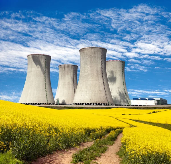 Central nuclear, campo de colza y carretera rural — Foto de Stock